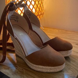 Closed toe camel wedges with long straps